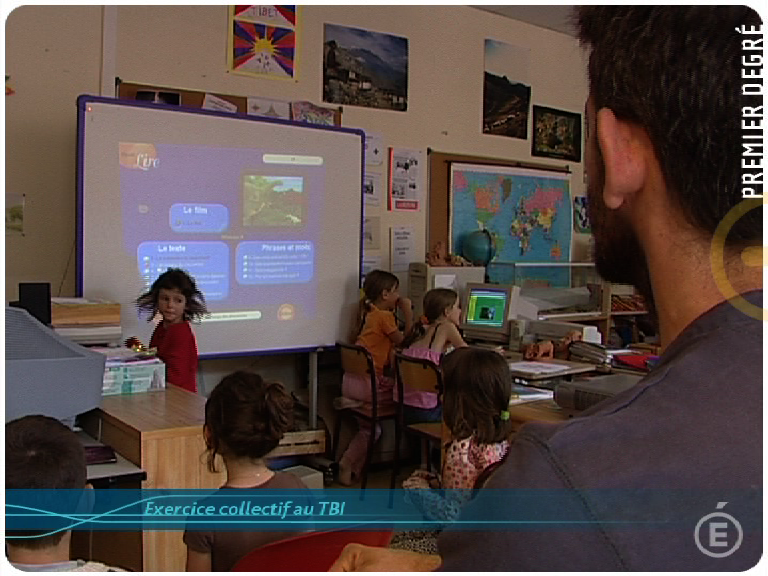 Image montrant une scène de travail collectif au tableau interactif issue d'un film sur l’utilisation des Technologies de l’Information et de la Communication en Classe