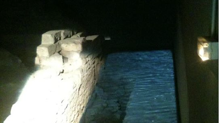 Photo de l'installation multimédia restituant la perception de la Seine le long de l’ancien quai romain dans la crypte archéologique du parvis de Notre-Dame de Paris