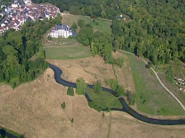 image aérienne montrant une vue aérienne d'une rivière de l'Essonne issue du film « De l’eau, de la terre et des hommes, un autre regard sur l’Essonne »